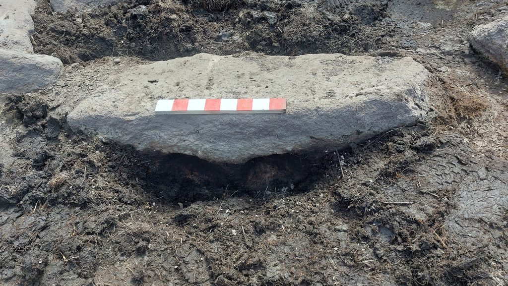10b. E - Mortarstone - 4 Hollows - measure
